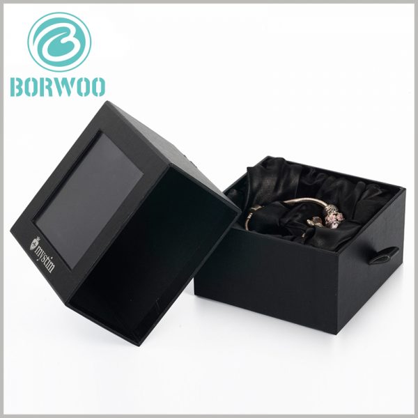 black bracelets gift boxes wholesale. The surface of the package is treated with varnish, which not only has the effect of preventing scratches, but also increases the overall gloss of the box.