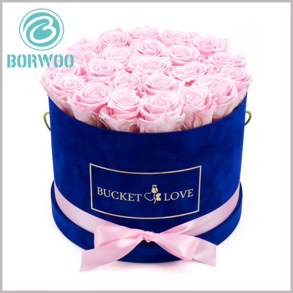 blue round gift boxes with lids for flower packaging. The flower gift box is equipped with a handle to make it more convenient to carry flowers and make the product experience better.