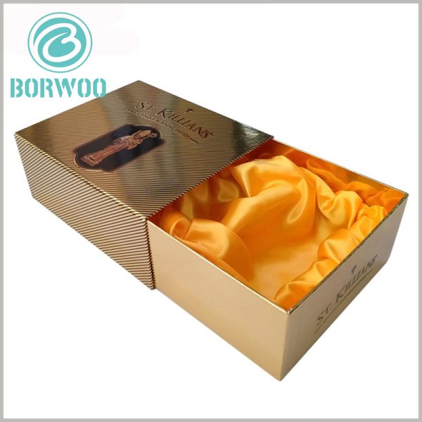 luxury candle packaging boxes with logo wholesale. The inner box of the cardboard drawer is decorated with yellow silk and plays a role in protecting the product.