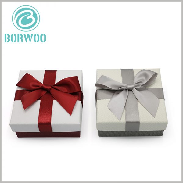 small cardboard gift boxes with bows wholesale. The top cover of customized gift boxes can be decorated with different colors of bows to enhance the attractiveness of the packaging.