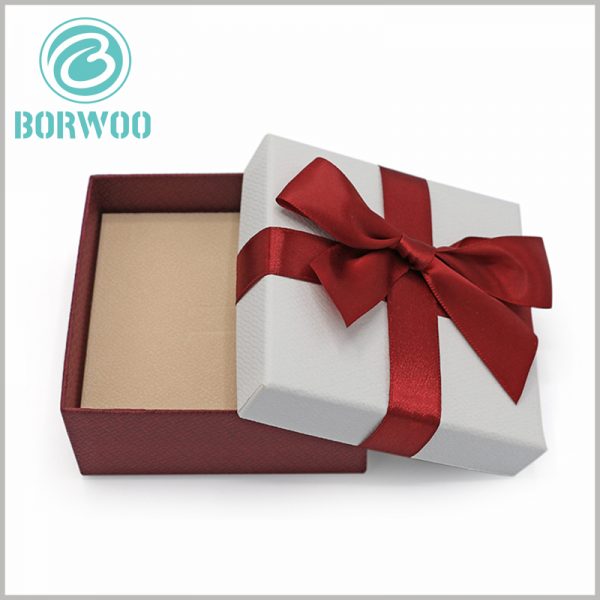 small jewelry gift boxes with bows. There are inserts inside the custom packaging, which can play a role in fixing the product and protect the product and safely delivered to the customer.