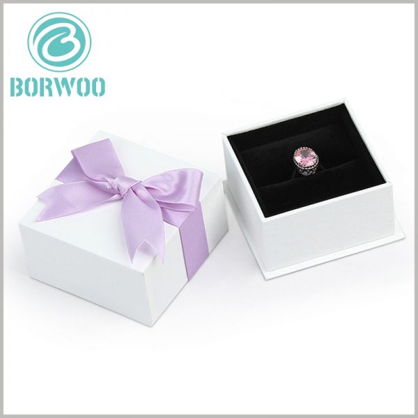 white square cardboard necklace boxes. Customized jewelry packaging is a miniaturized packaging, which saves material and purchase costs.