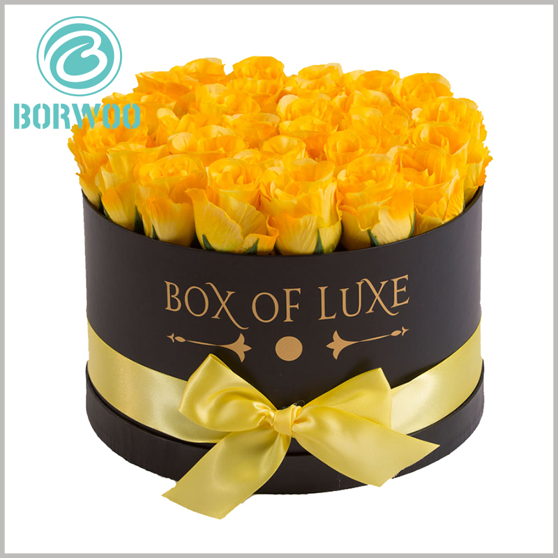 Large round gift boxes for flower packaging. The body of the flower round boxes is printed with the brand name and promotional slogan, prompting customers to make a purchase decision.