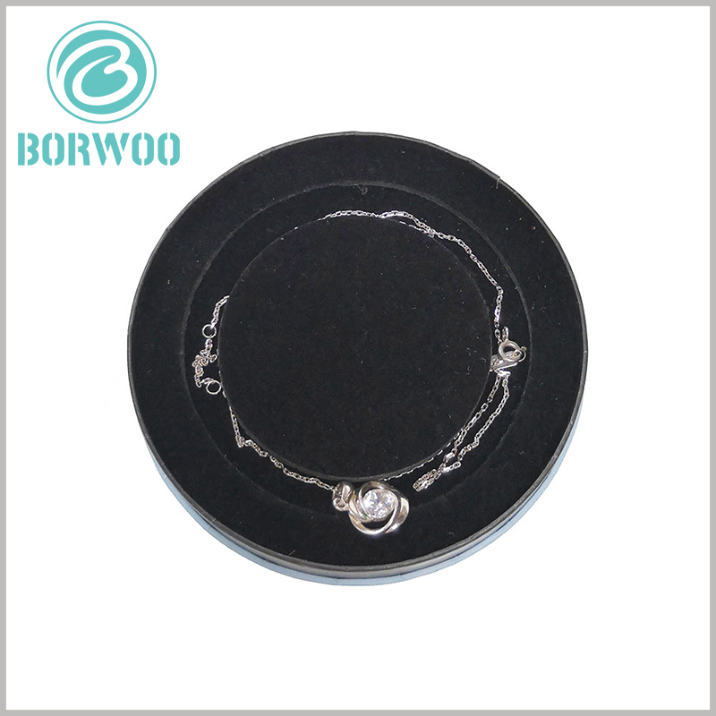 Small jewelry tube boxes for necklaces. There is a special shaped insert inside the necklace package, and the soft flocking cloth can prevent the necklace from being scratched or damaged.