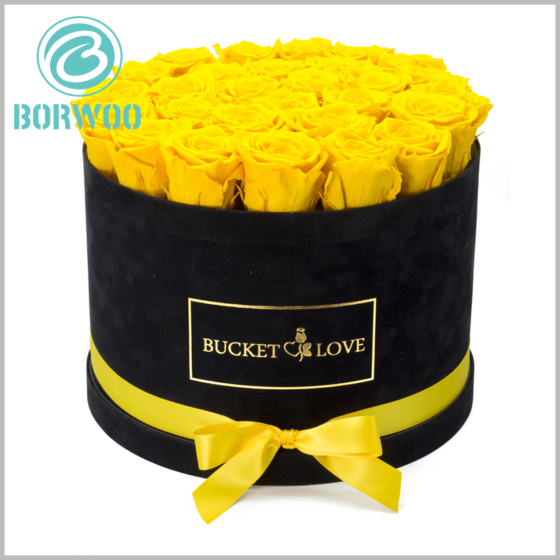 black round gift boxes with lids for flower packaging. Use yellow silk towels as gift bows to increase the value of flower gift boxes and the importance of products.