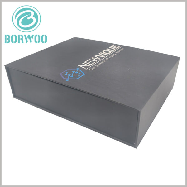 The black gift box packaging uses unique printed content to promote the product and brand.
