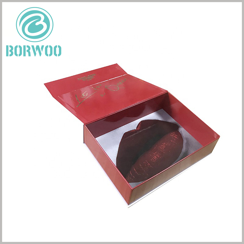 creative lipstick gift boxes wholesale. The most attractive pattern of the white cardboard boxes is the red lip print. Printing the brand name bronzing on the lip print is the best way to promote the brand.