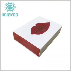 creative lipstick gift boxes with bronzing printing. The inner side of the paper cover is red, and the brand name formed by bronzing printing can once again allow customers to deepen the brand impression.