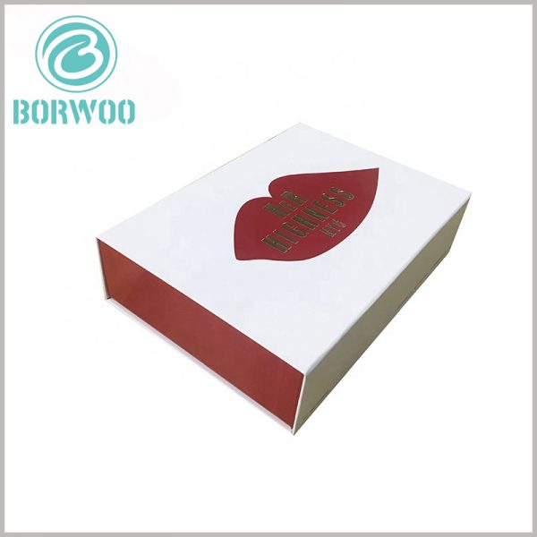 creative lipstick gift boxes with bronzing printing. The inner side of the paper cover is red, and the brand name formed by bronzing printing can once again allow customers to deepen the brand impression.