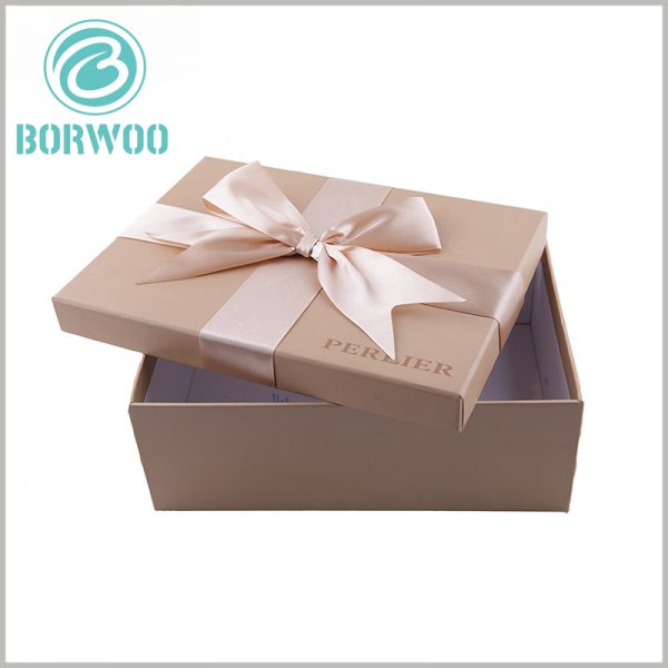 custom small cardboard gift boxes with lids. Artistic cardboard boxes with lids, the top of the packaging lid is decorated with high-grade silk gift bows