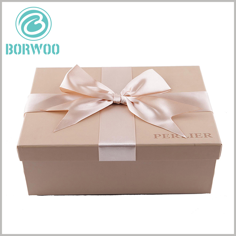 custom small cardboard gift boxes with lids wholesale. You can put decorative shredded paper inside the small cardboard gift boxes to protect the gifts inside the packaging.