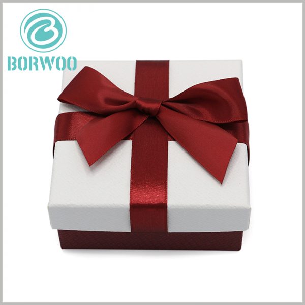small cardboard gift boxes with bows. Gift bows play a very large decorative role in packaging, which is very helpful for enhancing the value of gifts.