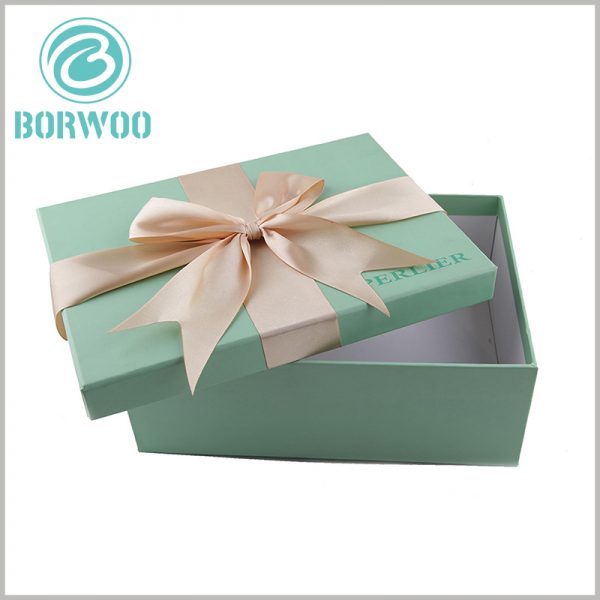 small cardboard gift boxes with lids and with bows. Printing the brand name in a specific location of the gift package can promote brand promotion and construction