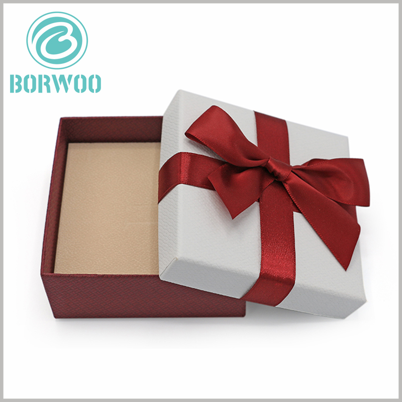 Small necklace gift boxes with bows