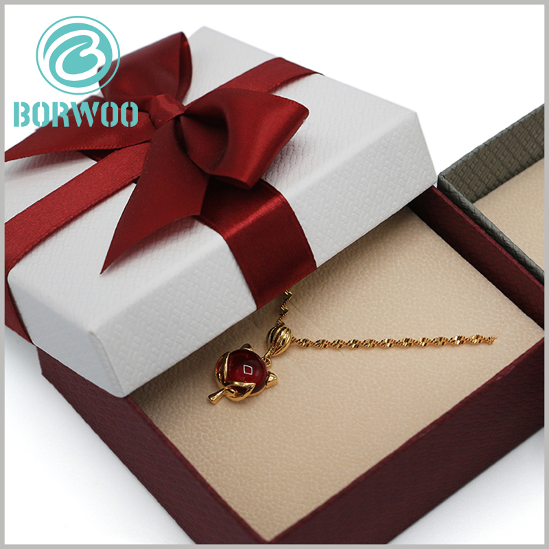 small necklace gift boxes with lids. As the laminated paper of jewelry packaging, art paper makes jewelry packaging artistic and attractive.