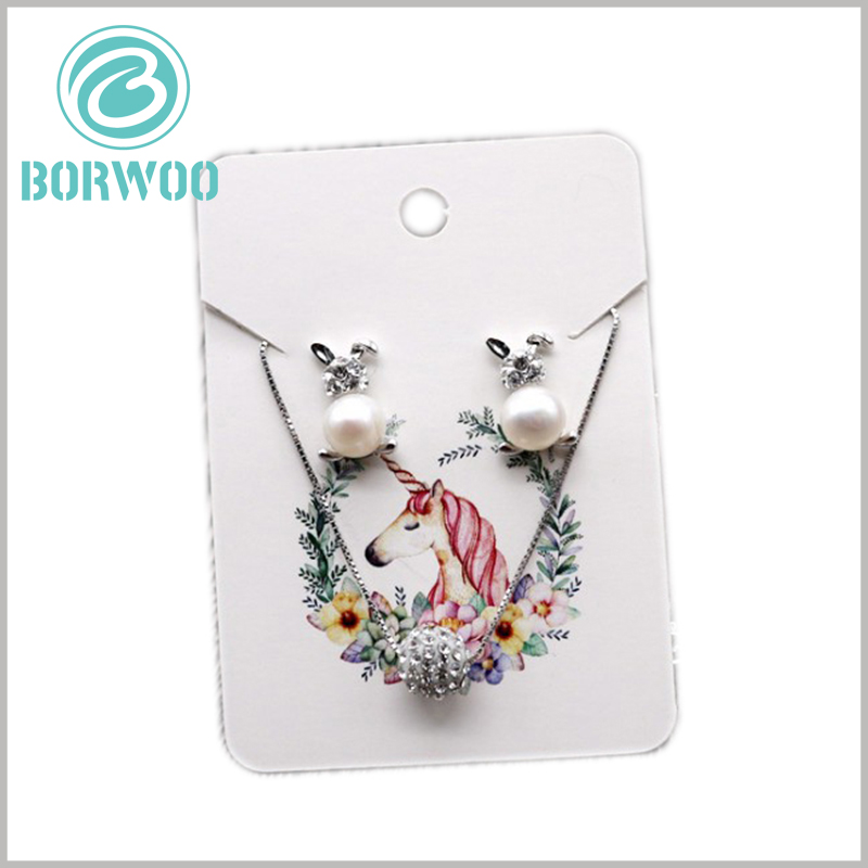 white paper hang tag for jewelry. Differentiated color patterns are printed on the paper tag, which improves the attractiveness of the tag and the product.