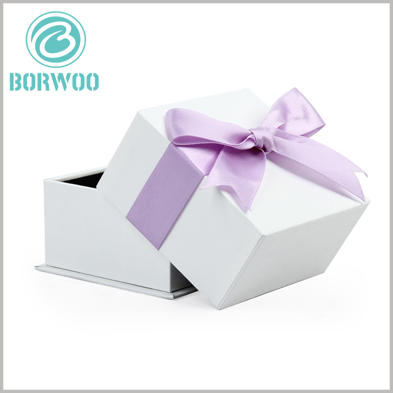 white square cardboard boxes with bows. The edge processing of the custom cardboard boxes is very good, with an excellent visual sense, and can bring out the high quality of the product.