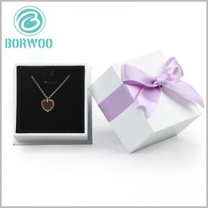 white square cardboard necklace boxes wholesale. Simple jewelry packaging is more popular and can meet the packaging and promotion needs of necklaces.